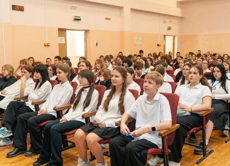    Губернаторские школьные отряды - хороший пример взаимодействия, напомнили ребятам. Фото: sev.gov.ru