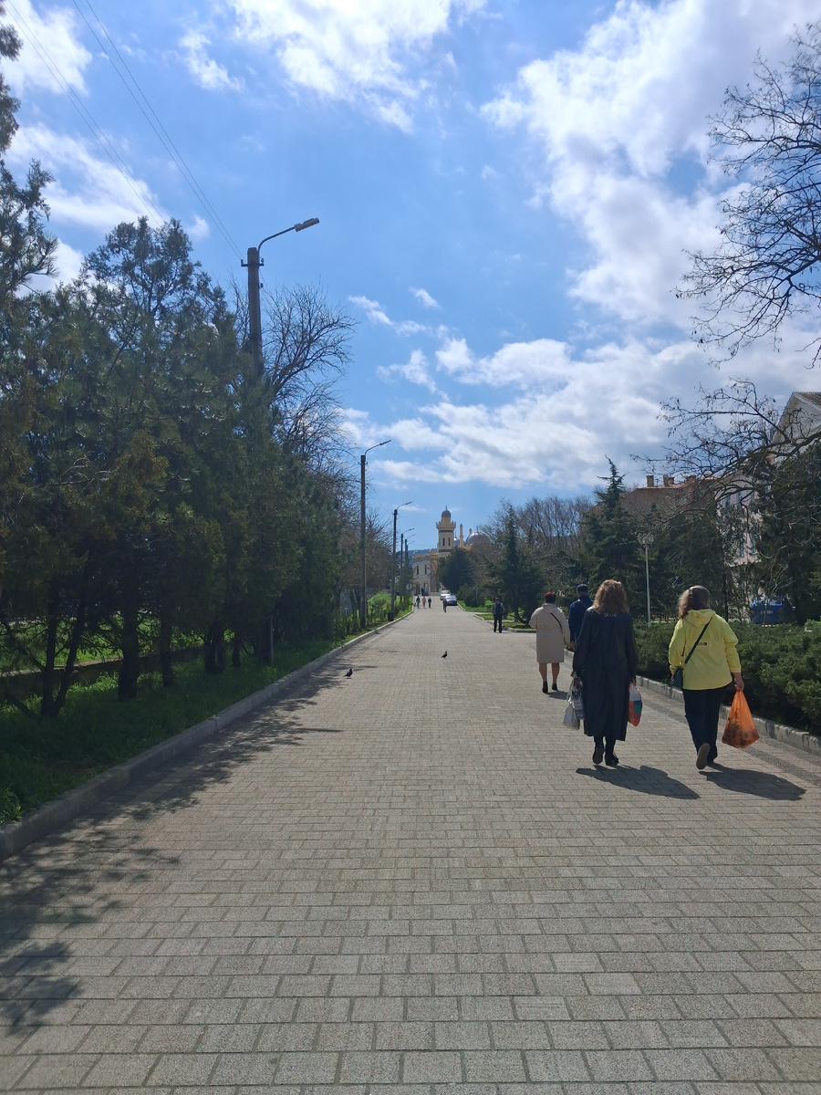 Аллея ведет к Даче Стамболи