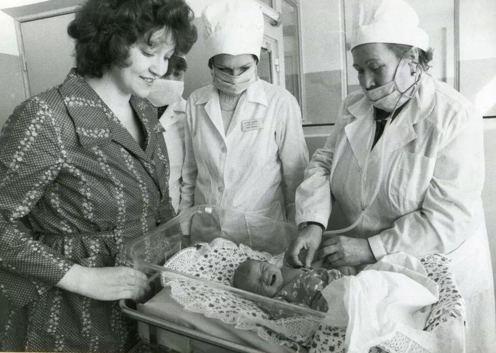    Мама Алёны Ольга Алексеевна, Елена Калинина и старшая медсестра с новорожденной Алёной / Источник: © Фото из личного архива