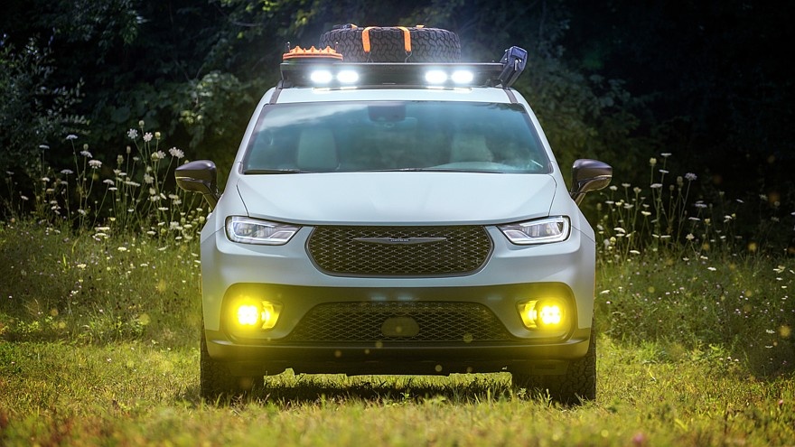    На фото: концепт Chrysler Pacifica Grizzly Peak (создан на базе дореформенного минивэна)