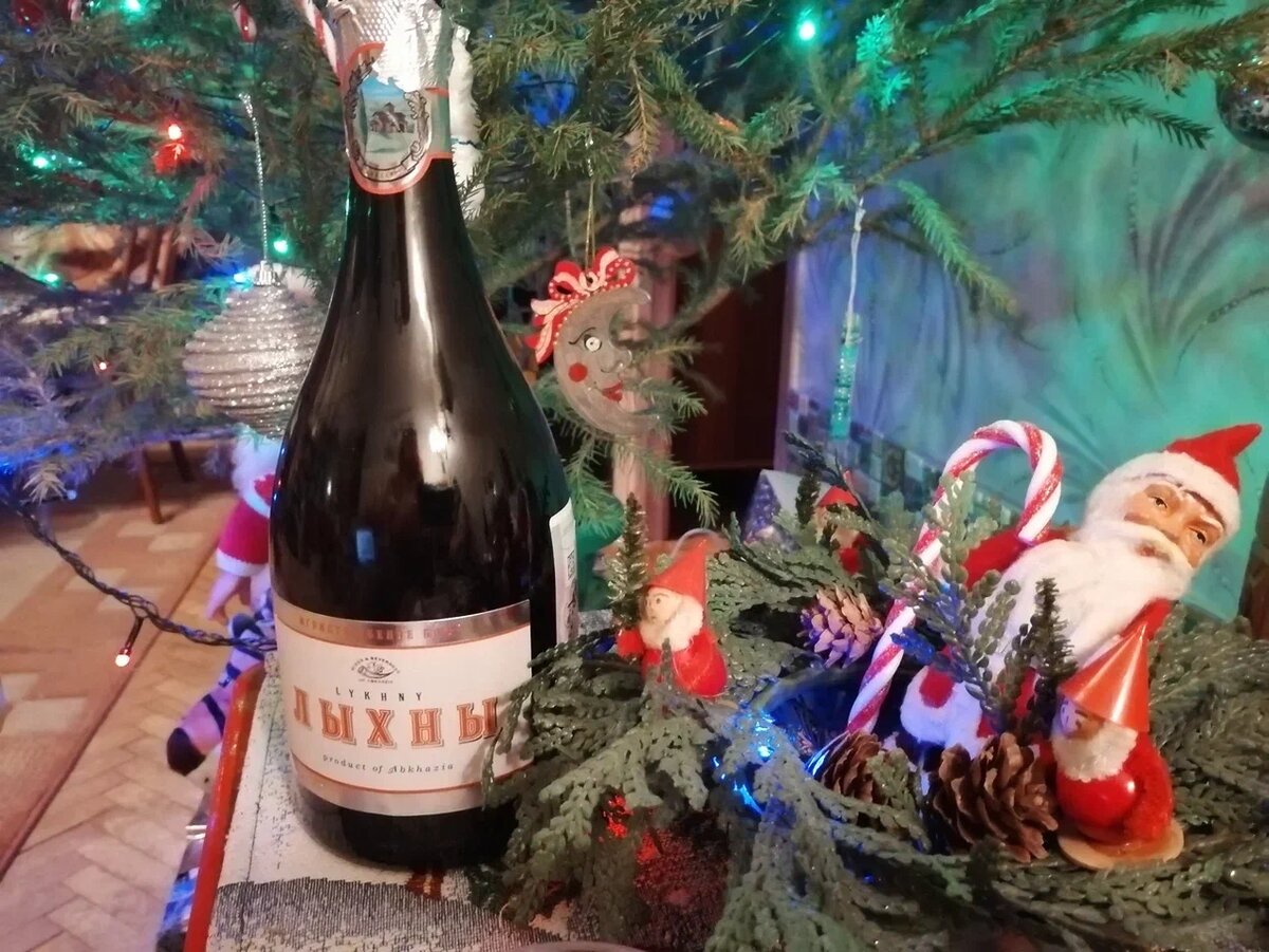 Кстати, абхазское игристое все называется "Лыхны", хотя ассортимент красным полусладким не заканчивается. Есть и белый брют, и розовое полусухое. И они не из изабеллы. Фото Светы Давыдовой