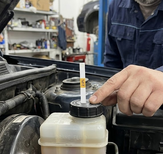 Почему важно вовремя менять тормозную жидкость: влажность, ABS и риск провала педали