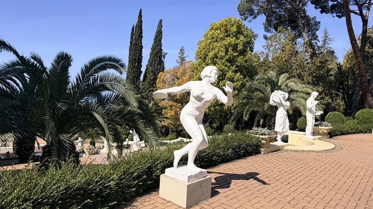    Скульптуры в отеле Swissotel Sochi Kamelia. Фото: «Русский Экспресс»