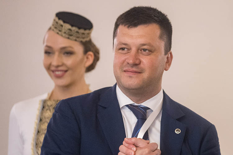    Мавлиев-младший до госслужбы занимался бизнесом: на официальных страницах его биографии значилось, что с 2008 по 2015 год он был предпринимателем.   
Фото: «БИЗНЕС Online»