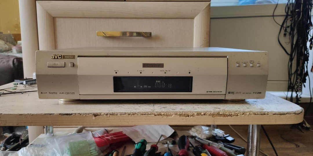 JVC HR-S9700.И снова ещё одна такая дживисяка или если уж кто-то упёрся рогом, найти для себя, полностью работающий аппарат, то он это
