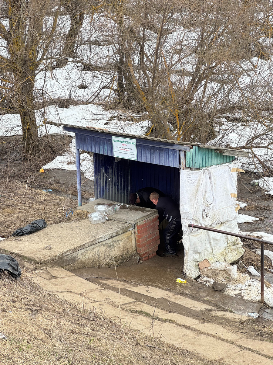 Еще в это время в родниках тоже вода становится непригодной для питья