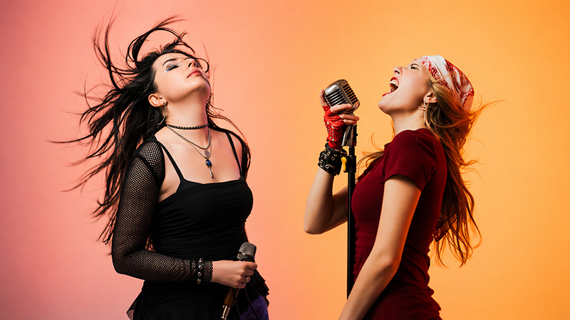 Фото солистки Ани из Fibi Band (Фиби бэнд) и Маши Морр