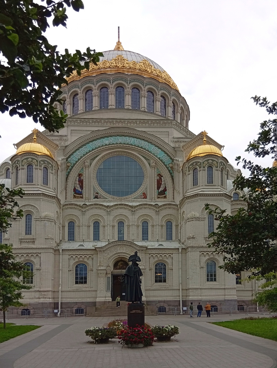 Морской Никольский собор и памятник адмиралу Фёдору Ушакову. Фото из личного архива автора.