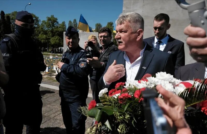 Кшиштоф Толвинский при возложении венков
Фото:
Sławomir Kamiński / Агентство Wyborcza.pl