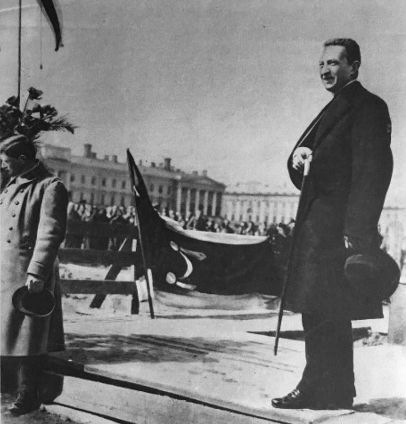 Александр Керенский 1 мая на Марсовом поле в Петрограде