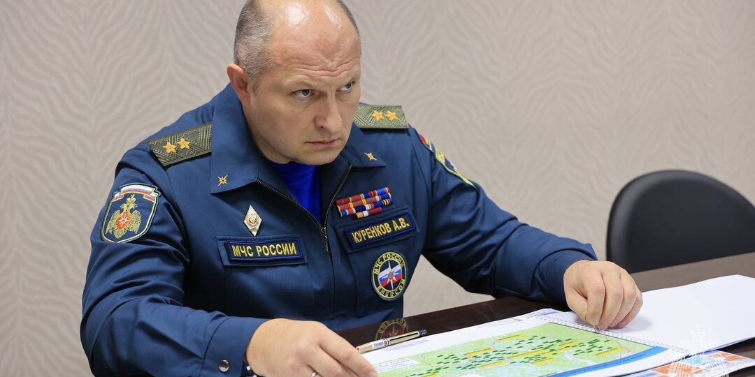 Глава МЧС вылетел в Туапсе для контроля тушения пожара на НПЗ