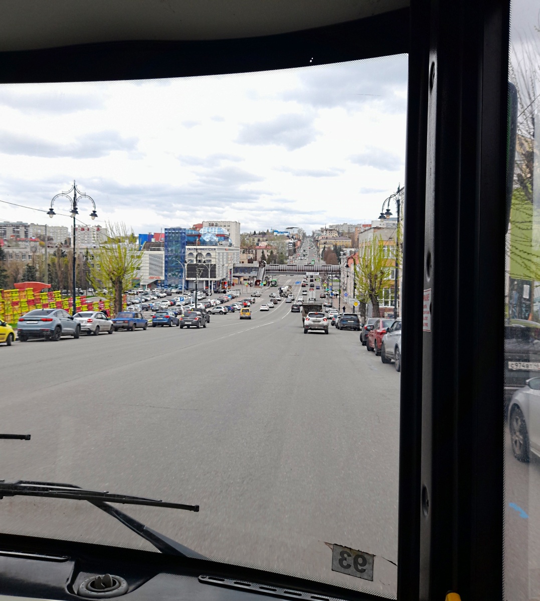 Впереди улица Держинского и остановка Цетральный рынок