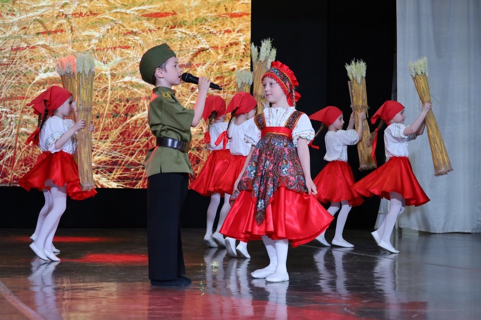    Номер "Ты ждешь, Лизавета" рассказывает о сборе урожая и торжестве труда. Фото: Пресс-служба департамента образования и науки Севастополя