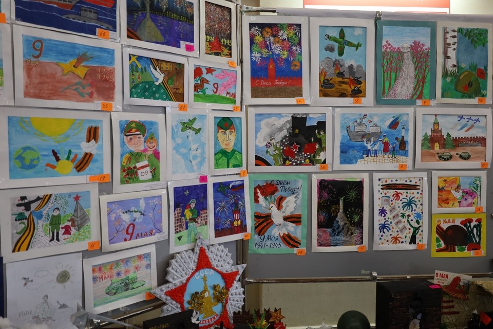    Награды вручили и победителям городского конкурса детского рисунка. Фото: Пресс-служба департамента образования и науки Севастополя