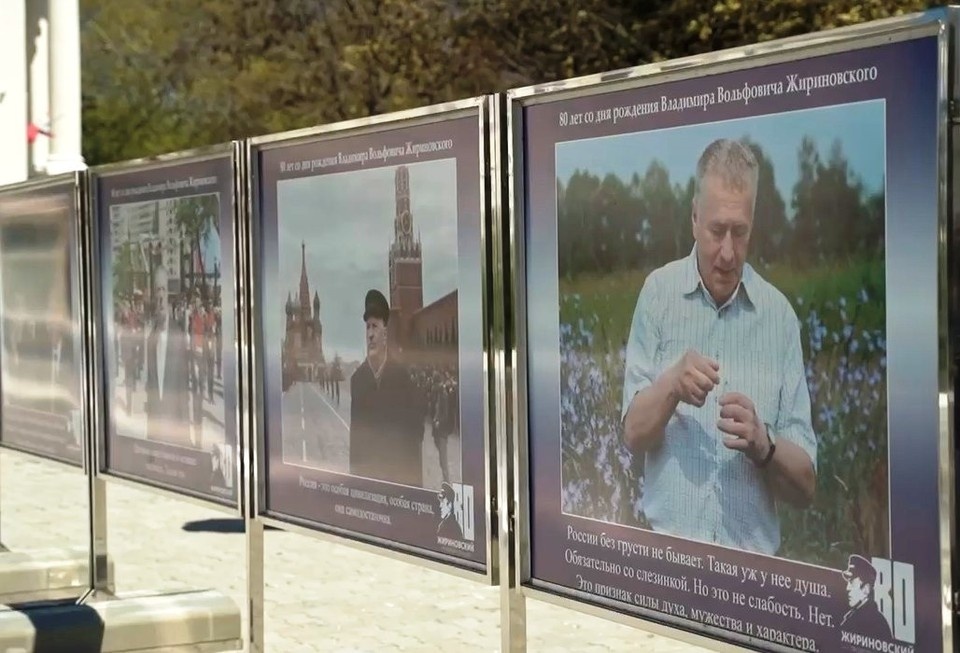    В этих снимках - жизнь настоящего патриота. Фото: канал Михаила Развожаева в MAX