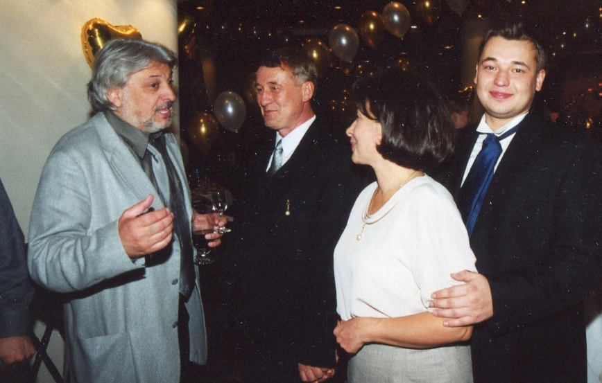 Сергей Жуков с родителями и Вячеславом Добрыниным в 90-х. Фото: соцсети