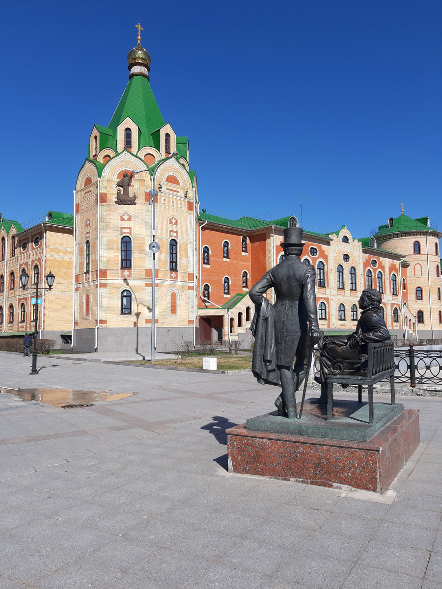 Воскресенская набережная.  Памятник Пушкину и Онегину. г. Йошкар-Ола.