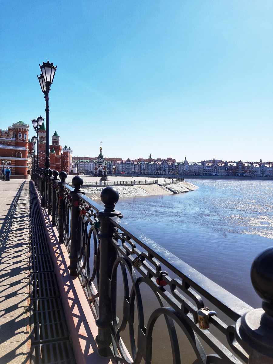 Вид на Патриаршую площадь с Воскресенского моста. г. Йошкар-Ола.