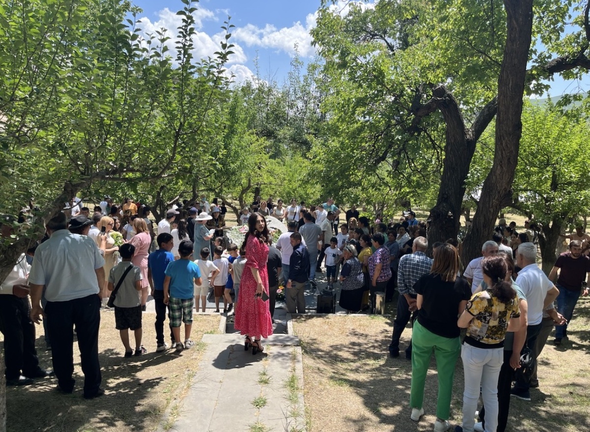 У могилы Паруйр Севак в Зангакатун в этот день собираются люди со всей страны. Без сцены. Без объявлений. Просто приходят — и читают его стихи.