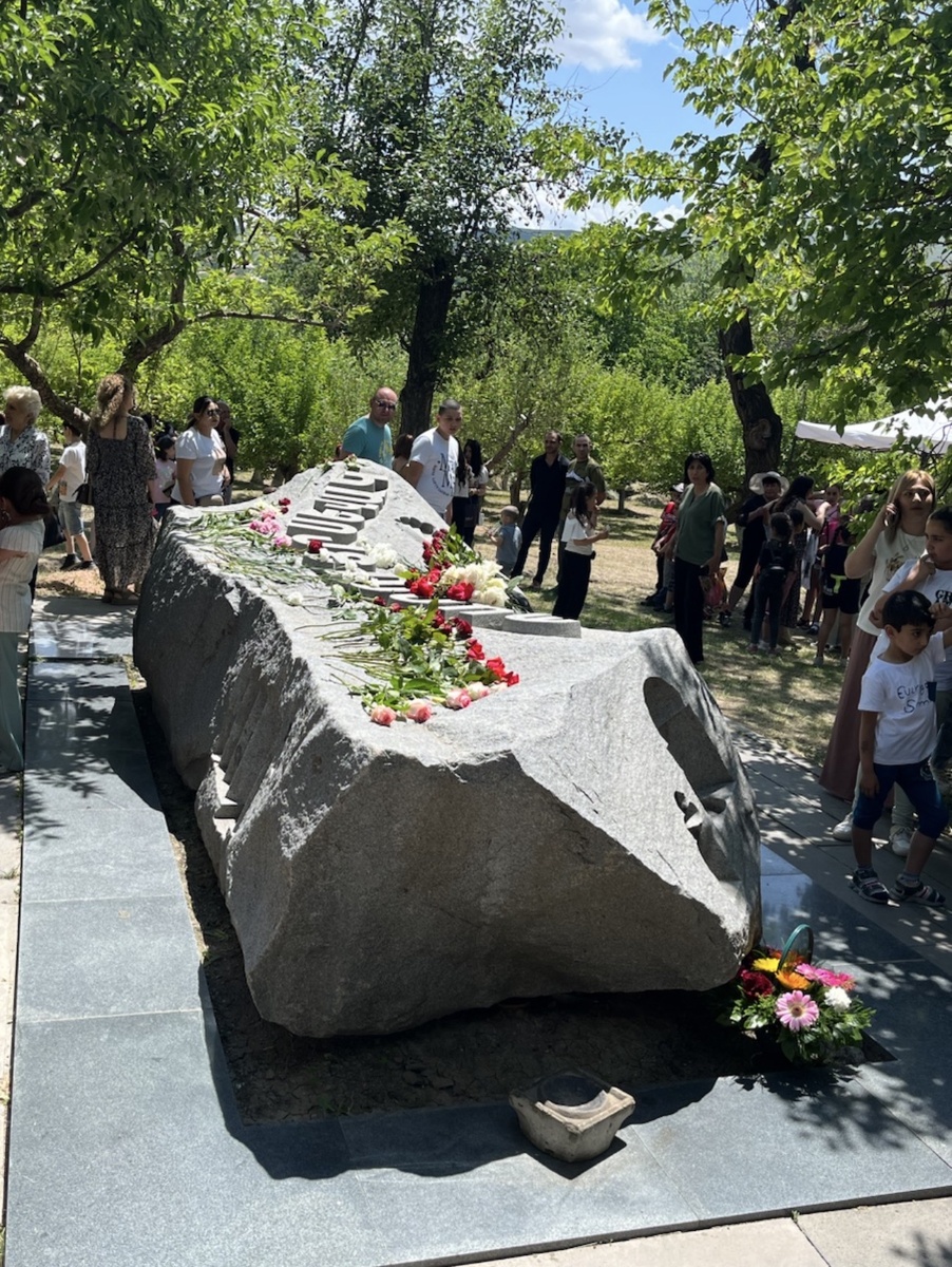 Могила Паруйра Севака, усыпанная цветами.