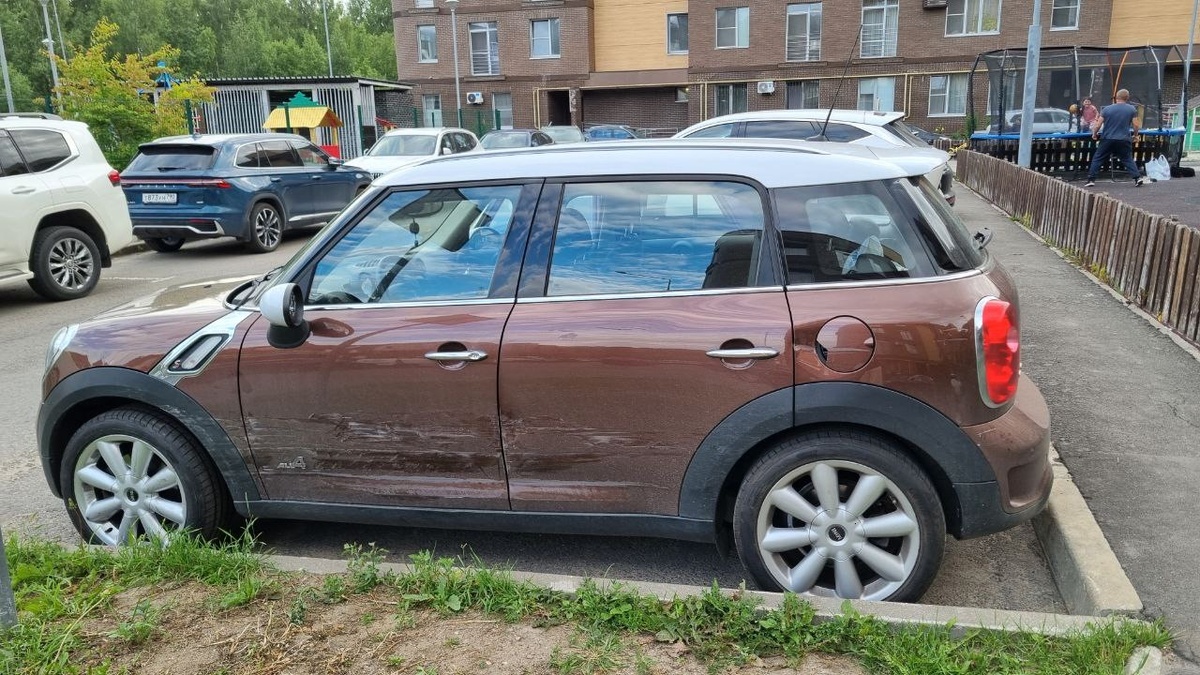 Вроде бы чиркнули по касательной, а пострадала вся левая сторона MINI Countryman R60: от переднего крыла до заднего фонаря.