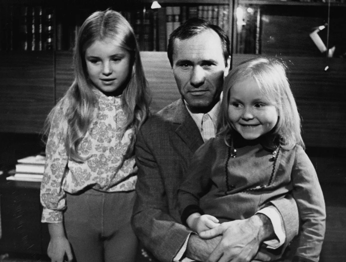 Василий Макарович Шукшин (1929 - 1974) с дочерями Марией и Ольгой