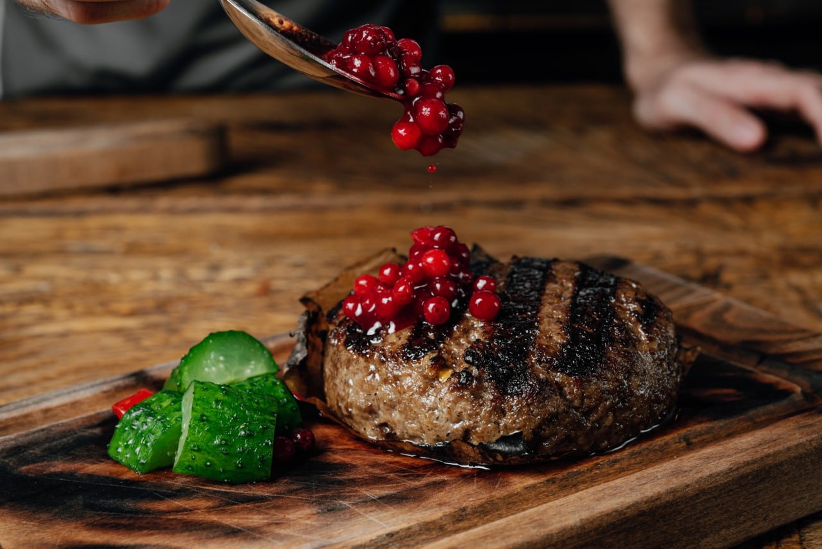 Говяжья котлета с брусничным соусом и битыми огурцами в «Горыныче»