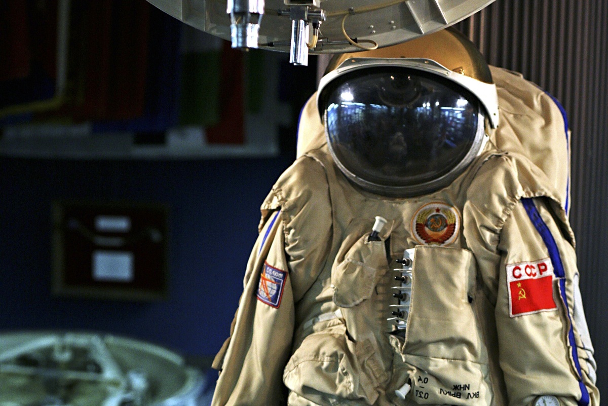     Добраться до Луны: история создания советского скафандра «Кречет-94», который так и не слетал в космос