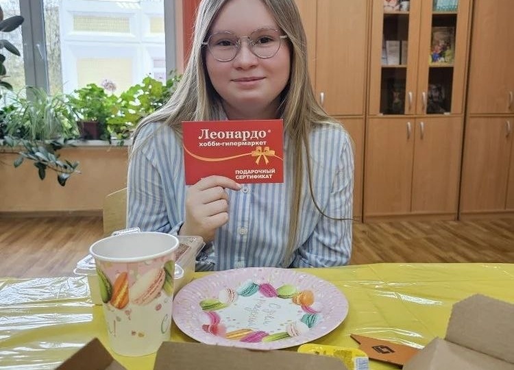 5 Б сегодня поздравил нашу милую, добрую, отзывчивую Ладу с Днём рождения