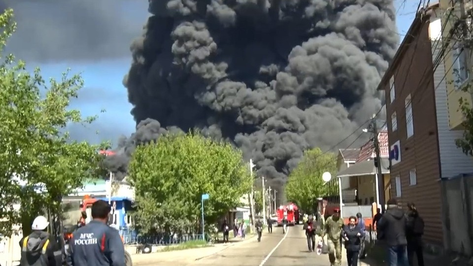 В Туапсе произошел выброс нефтепродуктов из резервуара на горящем НПЗ