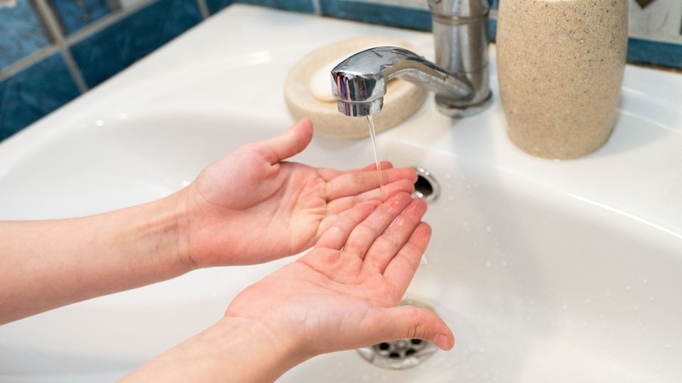 Жителям Туапсе установили емкости с водой после отключения водоснабжения