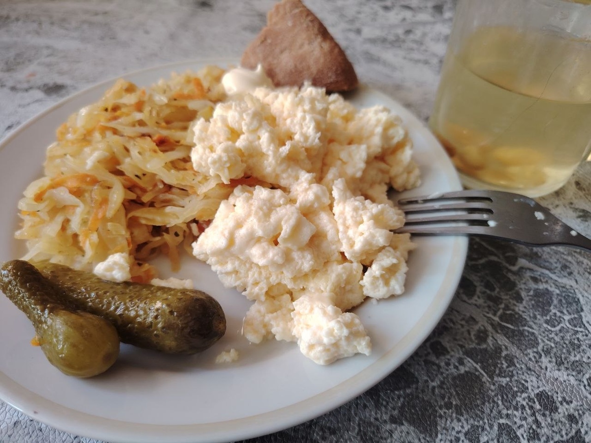 капуста, омлетик, огурцы.
