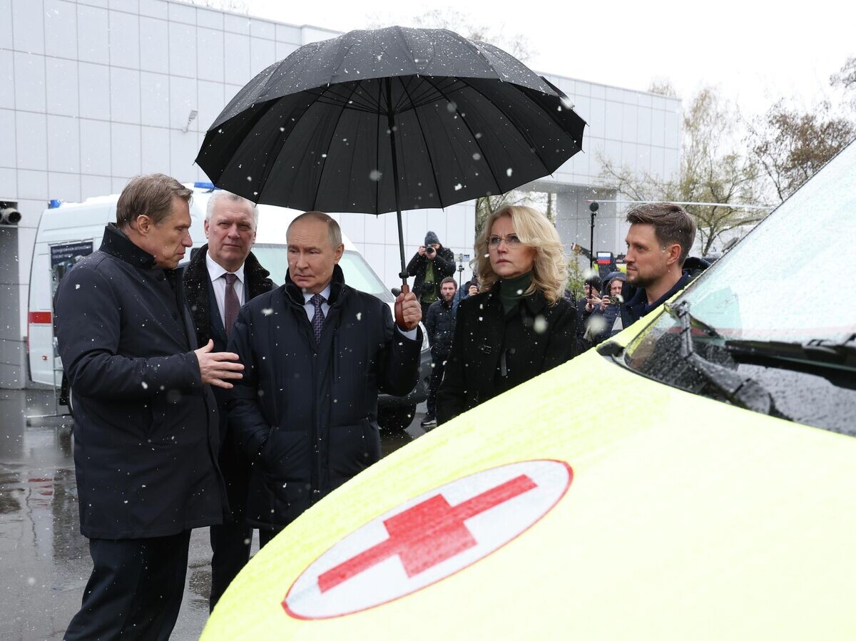    Президент РФ Владимир Путин осматривает бронированную машину скорой помощи во время поседения Федерального центра медицины катастроф Минздрава РФ в Москв | © РИА Новости / POOL