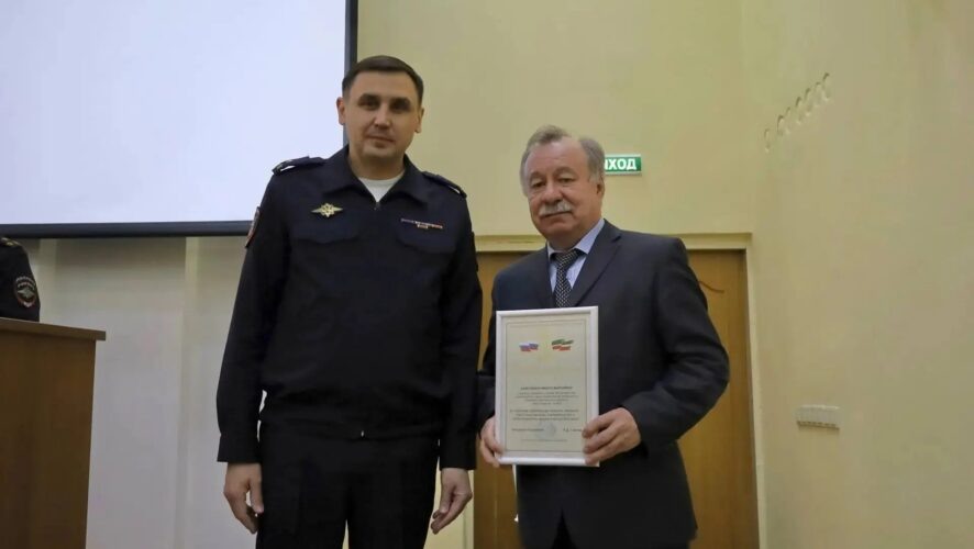 В Казани наградили граждан, которые помогли женщине избежать потери миллионов рублей