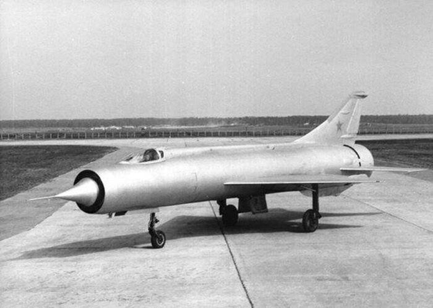 8 июля 1960г. летчик-испытатель ОКБ А. В. Федотов впервые поднял Е-150 в небо. 