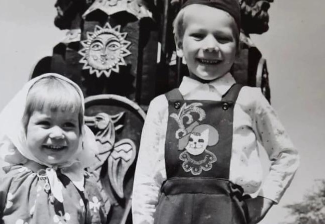 Будущий артист в детстве с сестрёнкой