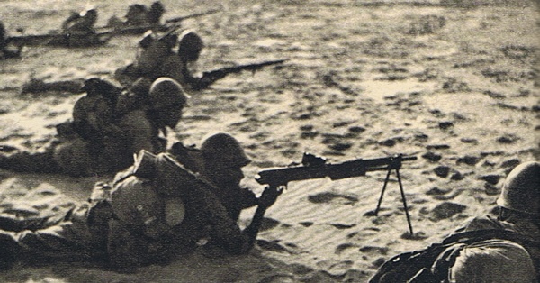 31 мая 1940 года, западное побережье реки Хан. Бойцы 18-го пехотного полка Императорской японской армии на марше. На снимке запечатлён пулемётчик с Тип 11. Конструктивная особенность этой модели — открытый бункер-магазин и экстрактор — делала оружие крайне чувствительным к пыли и грязи, что неизбежно вызывало осечки в полевых условиях. Источник: シリーズ1億人の昭和史 『日本の戦史4』.