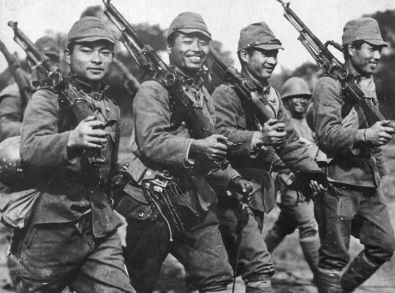 Японские военнослужащие на марше с захваченным вооружением. На плечах бойцов видны трофейные пулемёты, отбитые у китайской армии, включая три чехословацких ZB-26. Благодаря высокой боевой эффективности японцы очень ценили эти образцы. В 1940 году пулемёт получил полуофициальный статус в японской армии под индексом «Тип Чи». Источник: Waralbum.