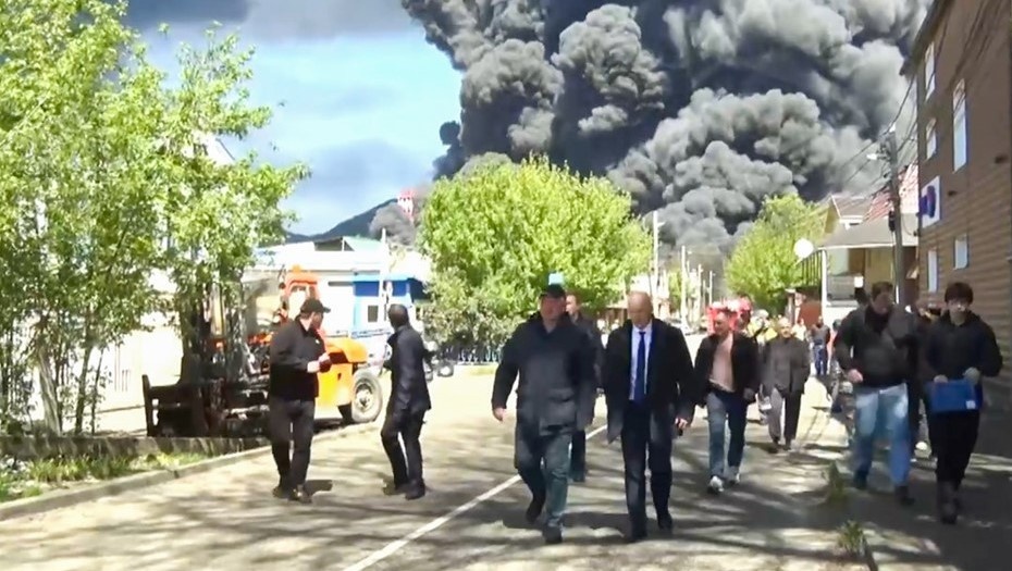    Пожар на нефтеперерабатывающем заводе Туапсе. 28 апреля 2026 Автор фото: Канал Вениамина Кондратьева в Max/ТАСС