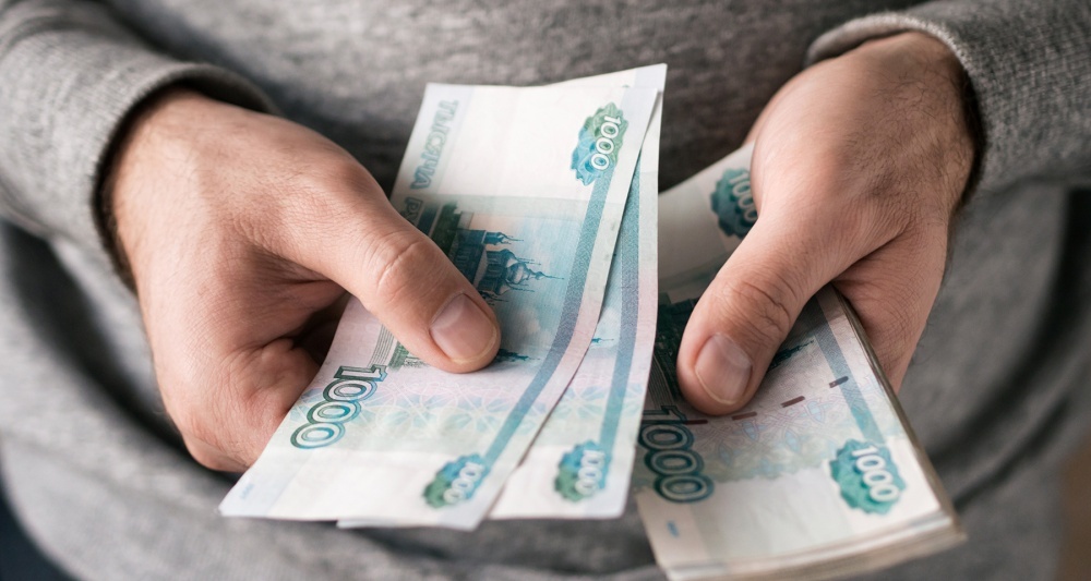 Как оплачиваются майские праздники: кто получит дополнительно, а кто потеряет в зарплате