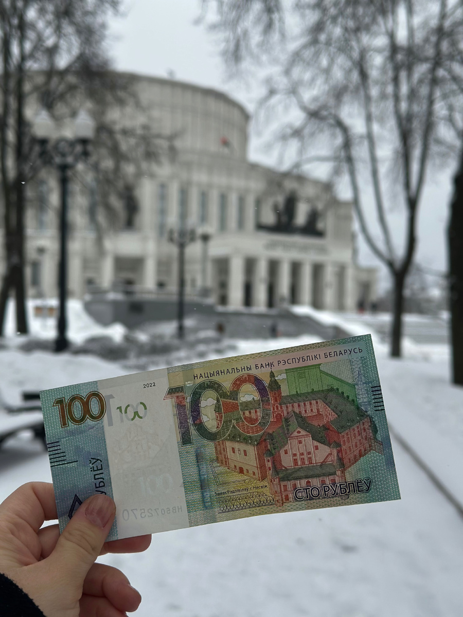 100 белорусских рублей или 2652 российских рубля