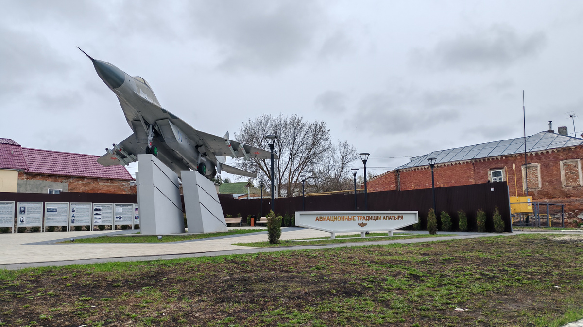 Истребитель МиГ-29ю Памятник технике. Авиационные традиции Алатыря. Фото автора
