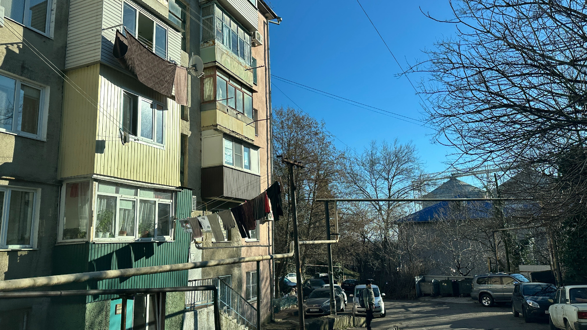 Да, вы не ошиблись - это Туапсе, те самые квартиры по 150 000 рублей за метр, вот купил себе такую, смотришь, а у тебя прекрасные соседи, вывешивающие тряки сушиться рядом с твоим балконом. Потом наверное удивляются: почему это к нам никто не переезжает в дом?) Да, вы не ошиблись — это Туапсе, те самые квартиры по 150 000 рублей за метр, вот купил себе такую, смотришь, а у тебя прекрасные соседи, вывешивающие тряпки сушиться рядом с твоим балконом. Потом, наверное, удивляются: почему это к нам никто не переезжает в дом?) 