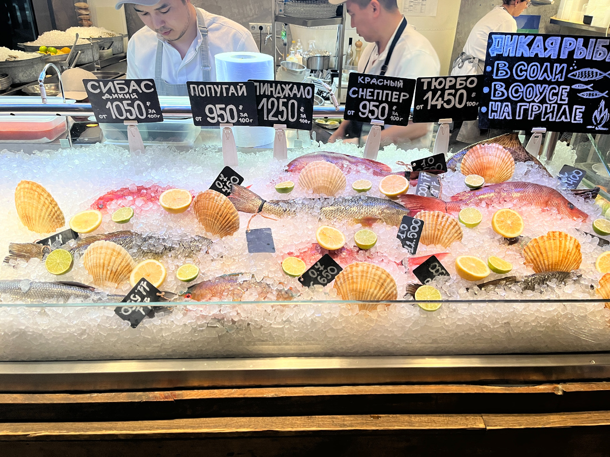 ледяная витрина с морепродуктами