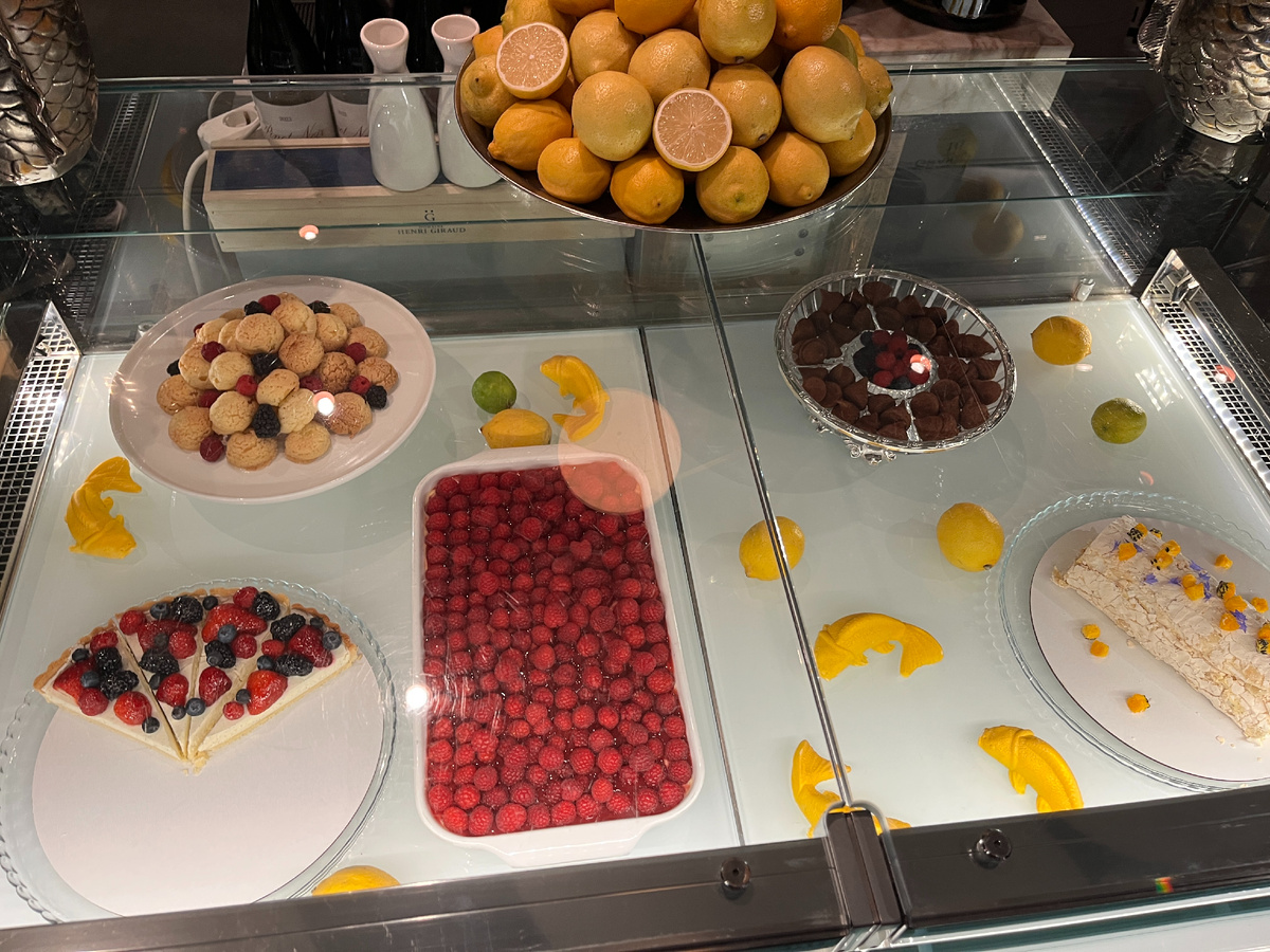 витрина с десертами