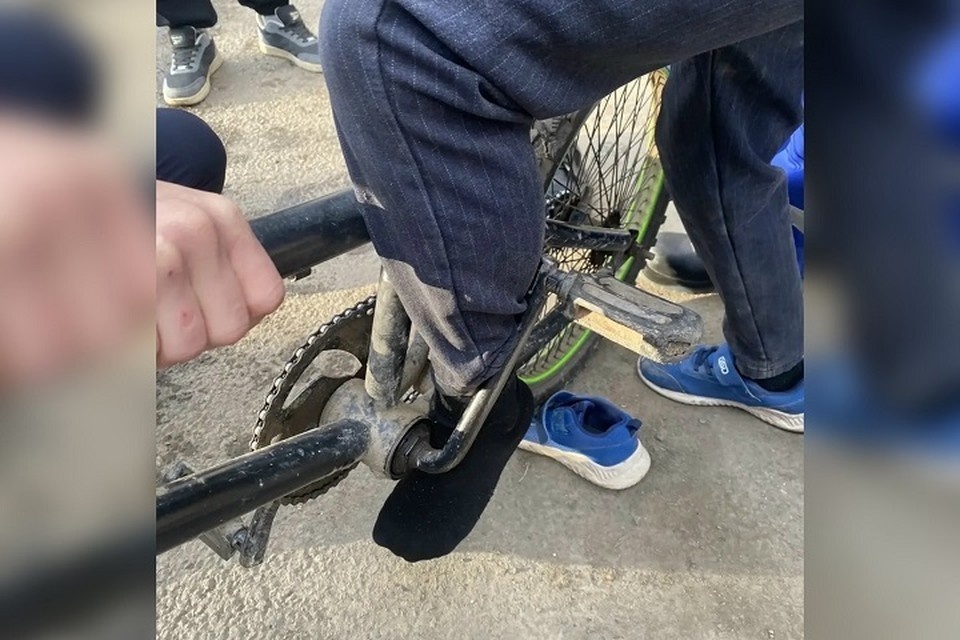    Тагильские спасатели пришли на помощь юному велосипедисту. Фото: МБУ «Центр защиты населения» на странице во «ВКонтакте»