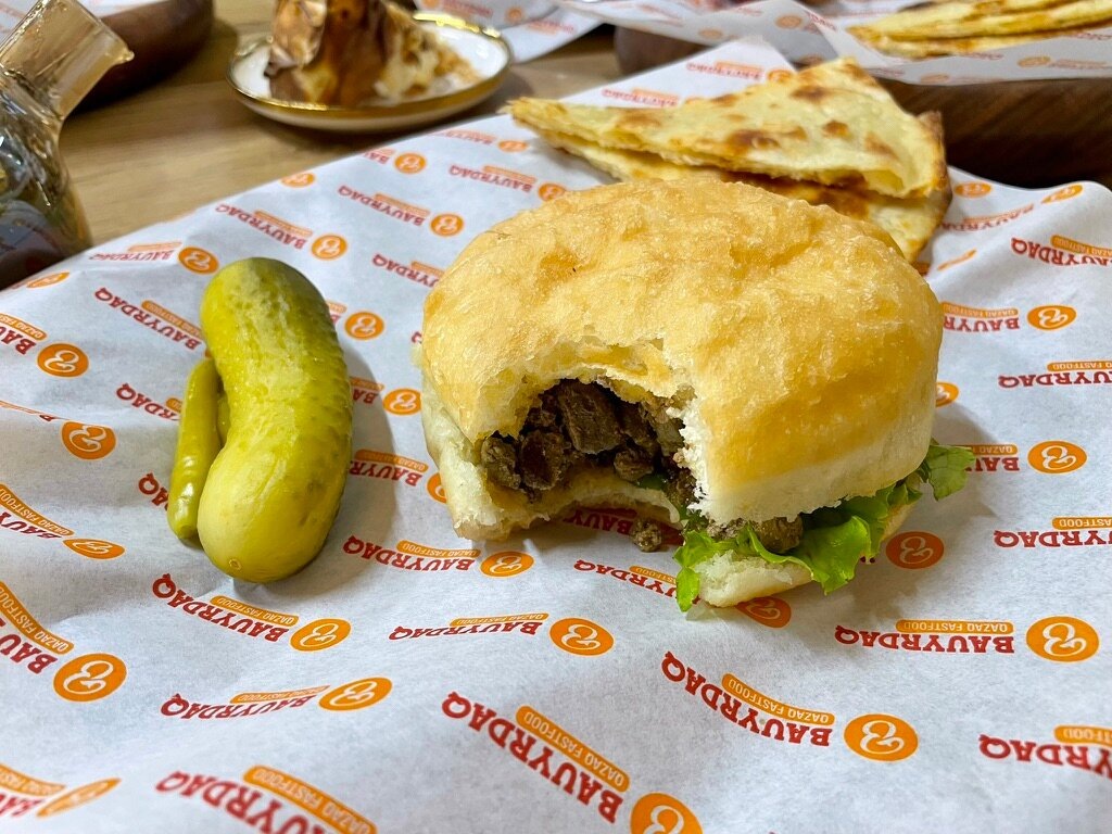 К бауырдаку подают маринованный огурец и острый перец