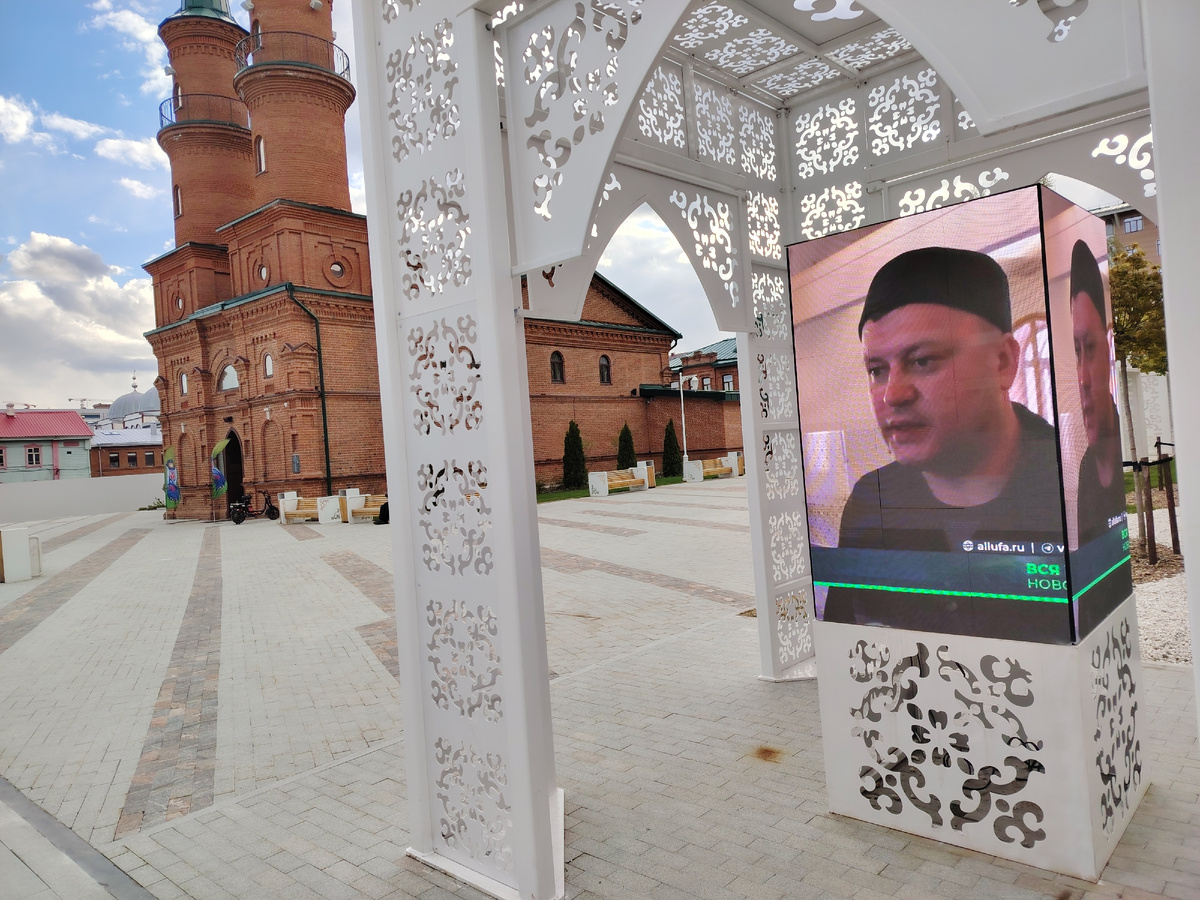 Возле мечети «Хакимия» до сих пор крутят видеоролик с открытия этой мечети. На них Ратмир Мавлиев, который был на открытии с шейхом Таджуддином
