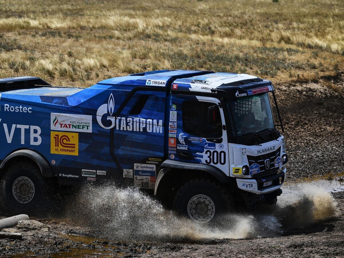    Экипаж команды KAMAZ-Master в составе Дмитрия Сотникова и Руслана Ахмадеева | © РИА Новости / Владимир Астапкович