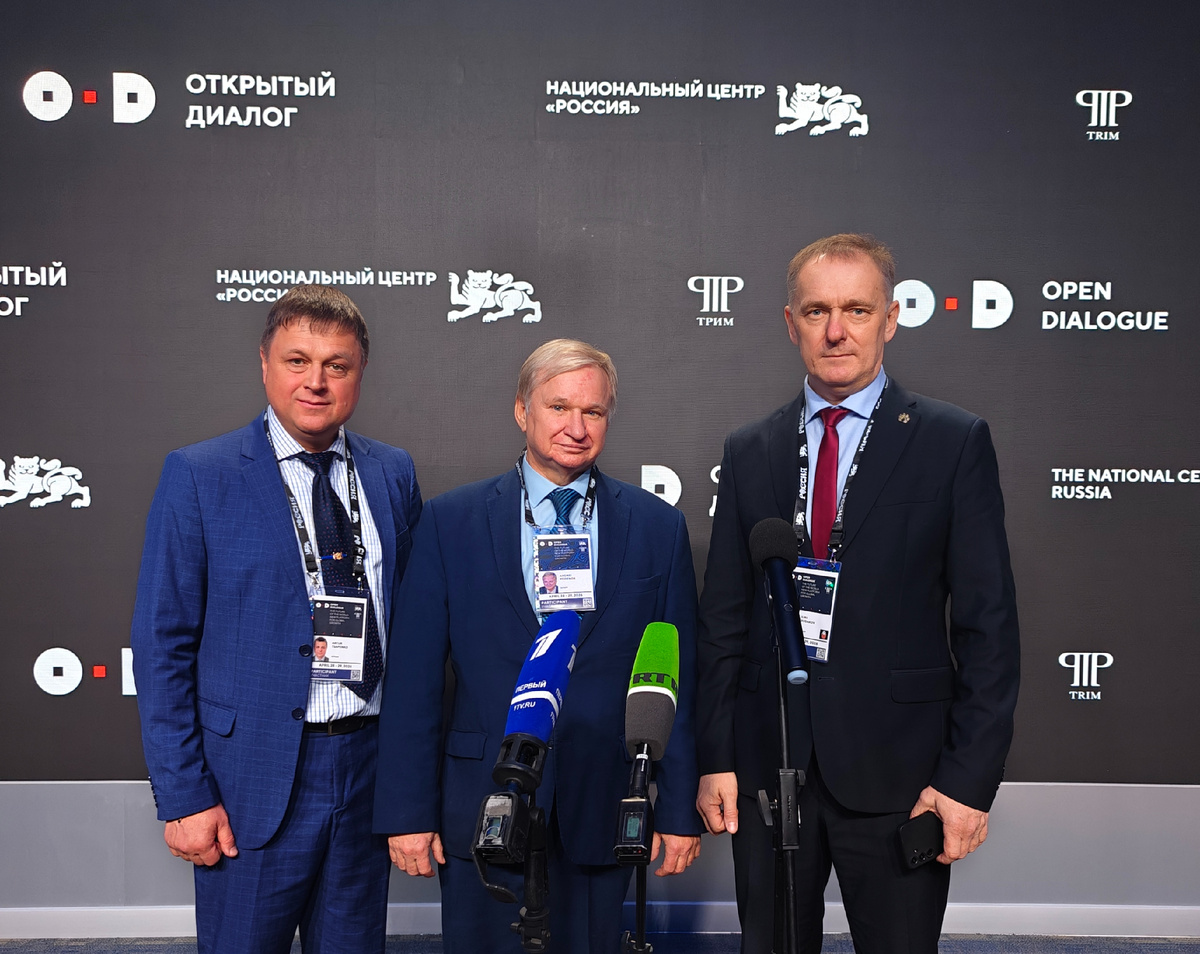 Слева направо: Советник Президента (МАП) Цапенко А.Д., Президент (МАП) Поденок А.Е., Член Совета (МАП) Рудаков Ю.Л.